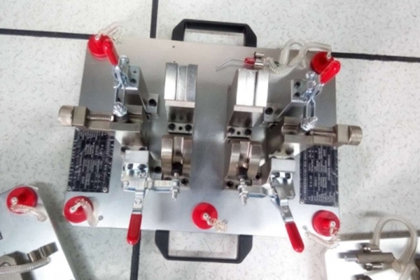 Sheet metal fixture for passenger cars